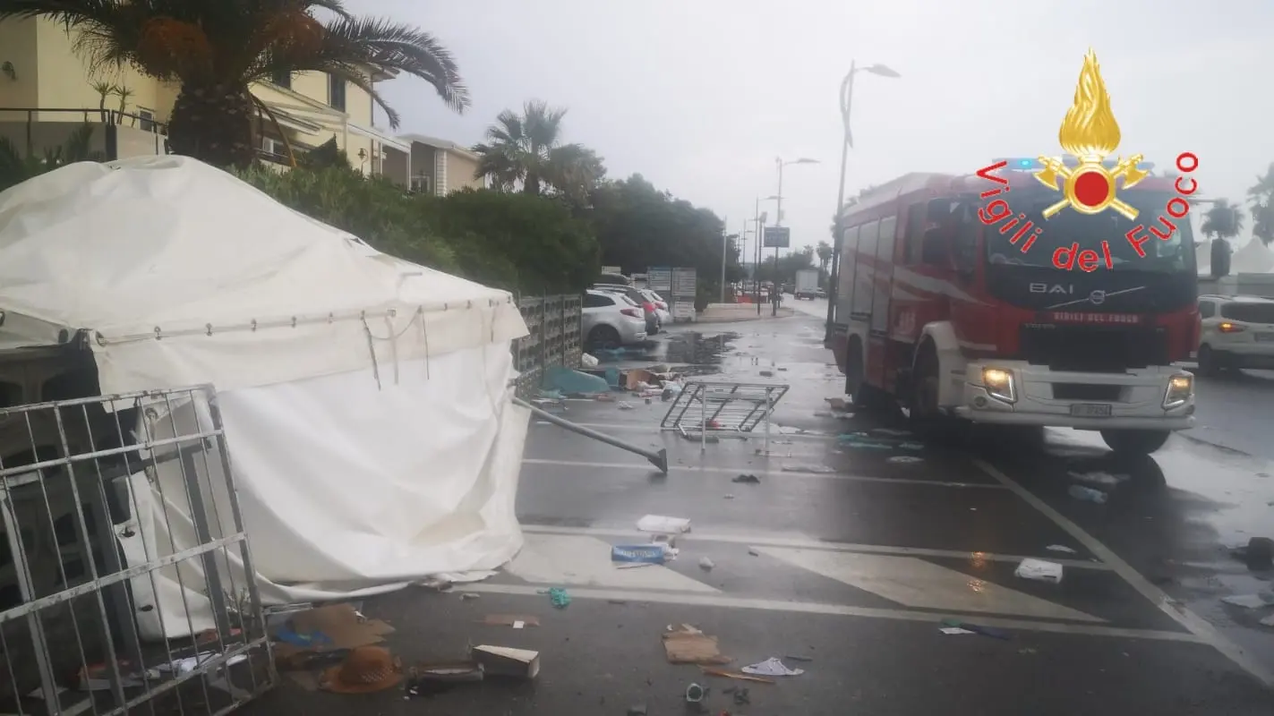 Maltempo. Tempesta di vento si abbatte su Falerna Marina sul posto i Vvf. Foto