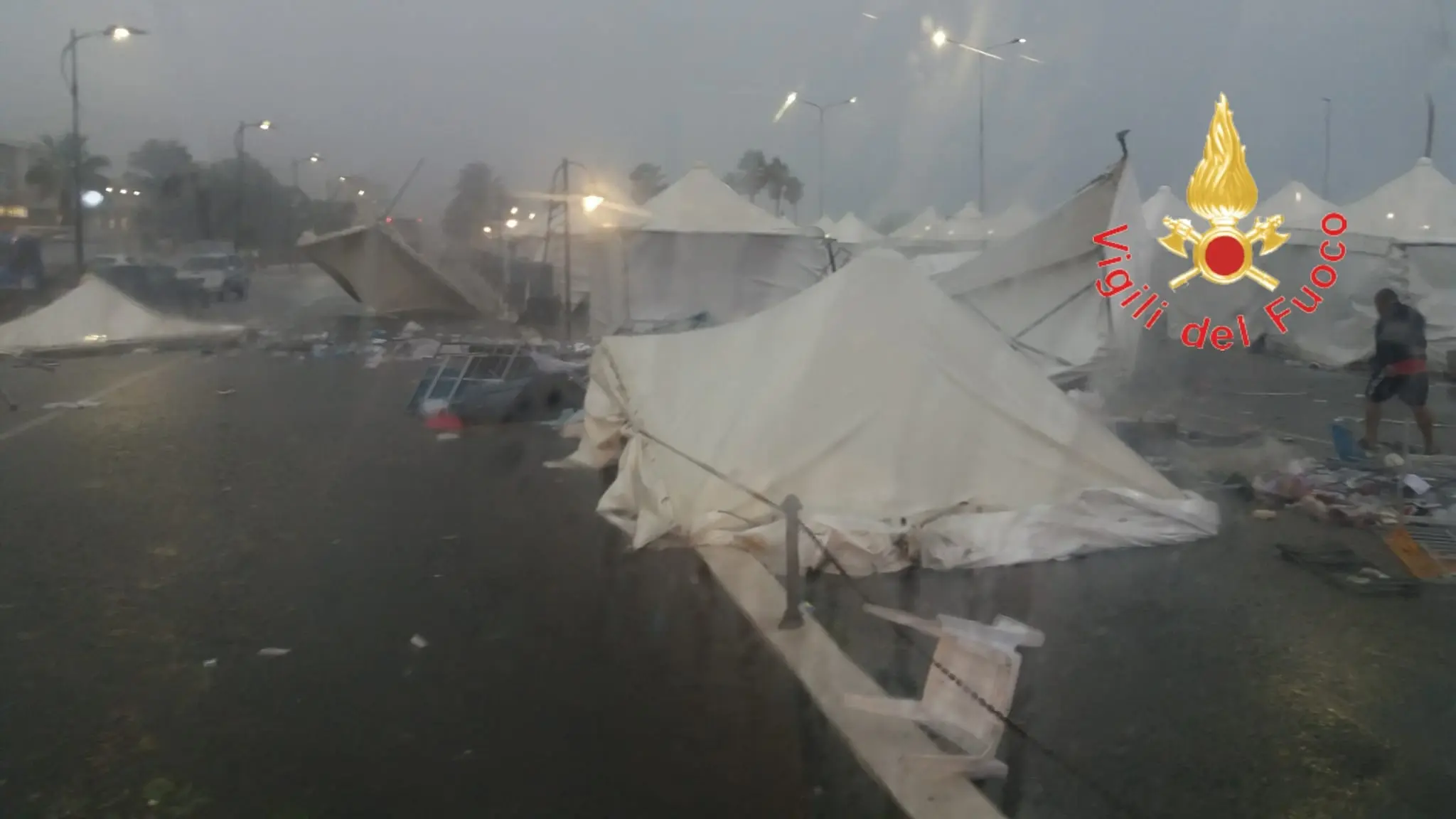 Maltempo. Tempesta di vento si abbatte su Falerna Marina sul posto i Vvf. Foto