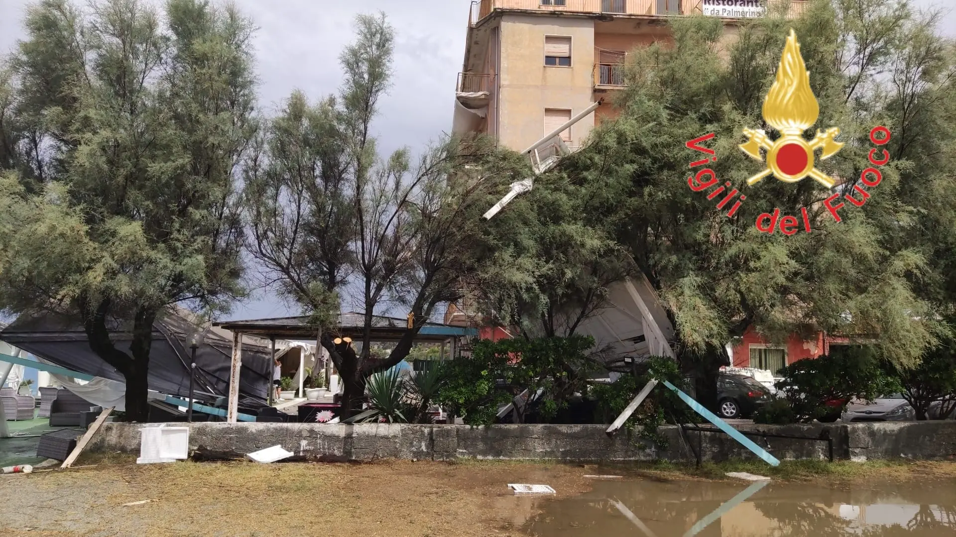 Maltempo. Tempesta di vento si abbatte su Falerna Marina sul posto i Vvf. Foto