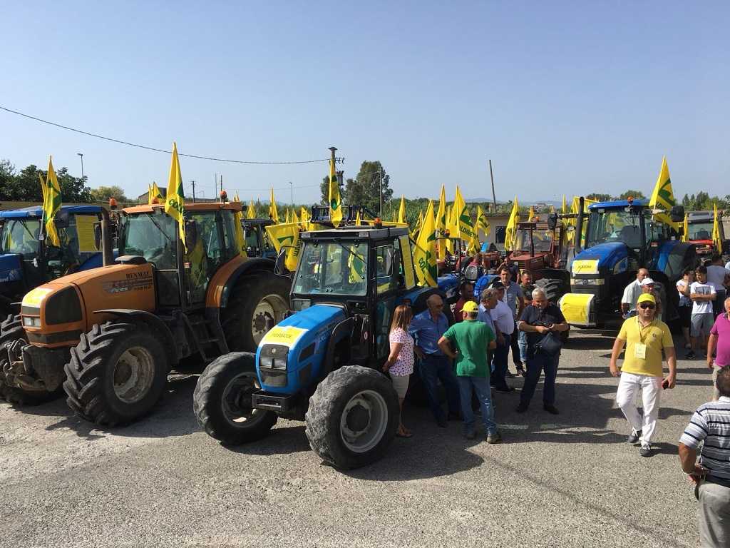 Acqua: agricoltori Crotone a secco presidiano centrale A2A Sono arrivati con i trattori