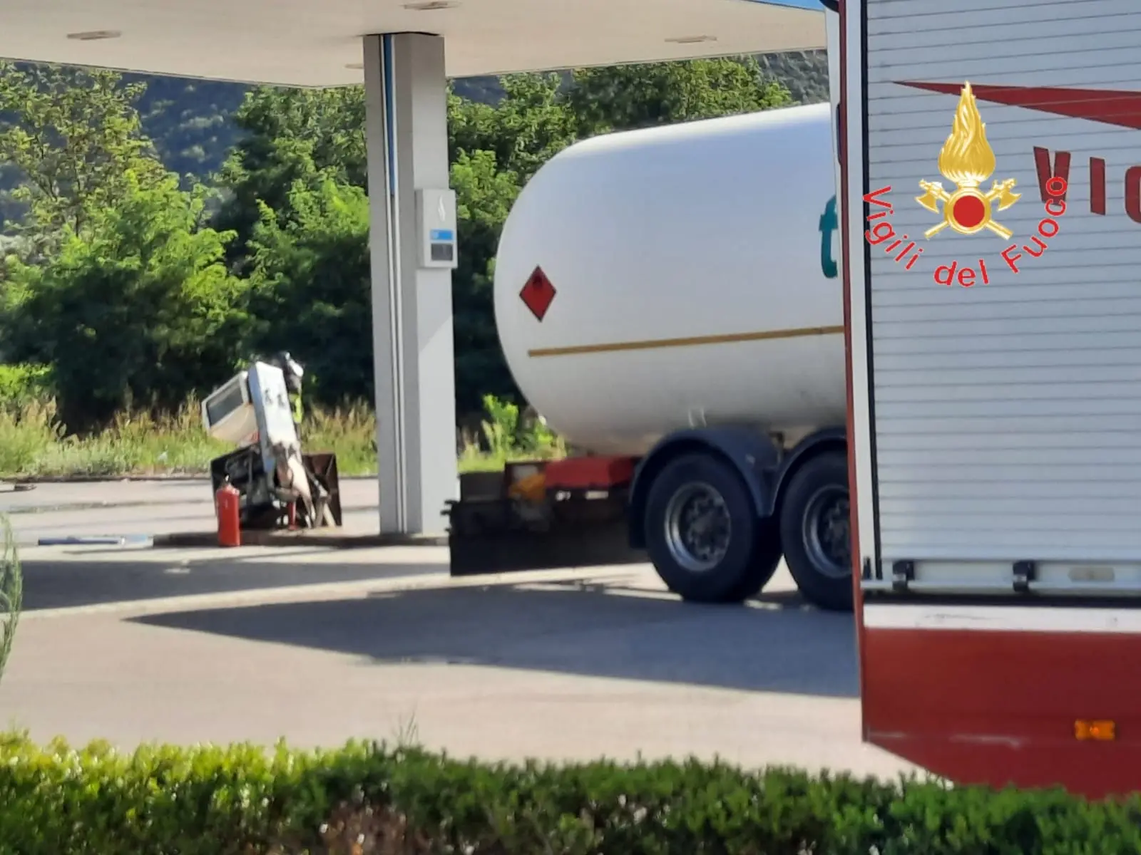 I Vvf impegnati  per una fuga di gas alla Q8/Energas traffico in tilt sulla SS18. Foto e Video