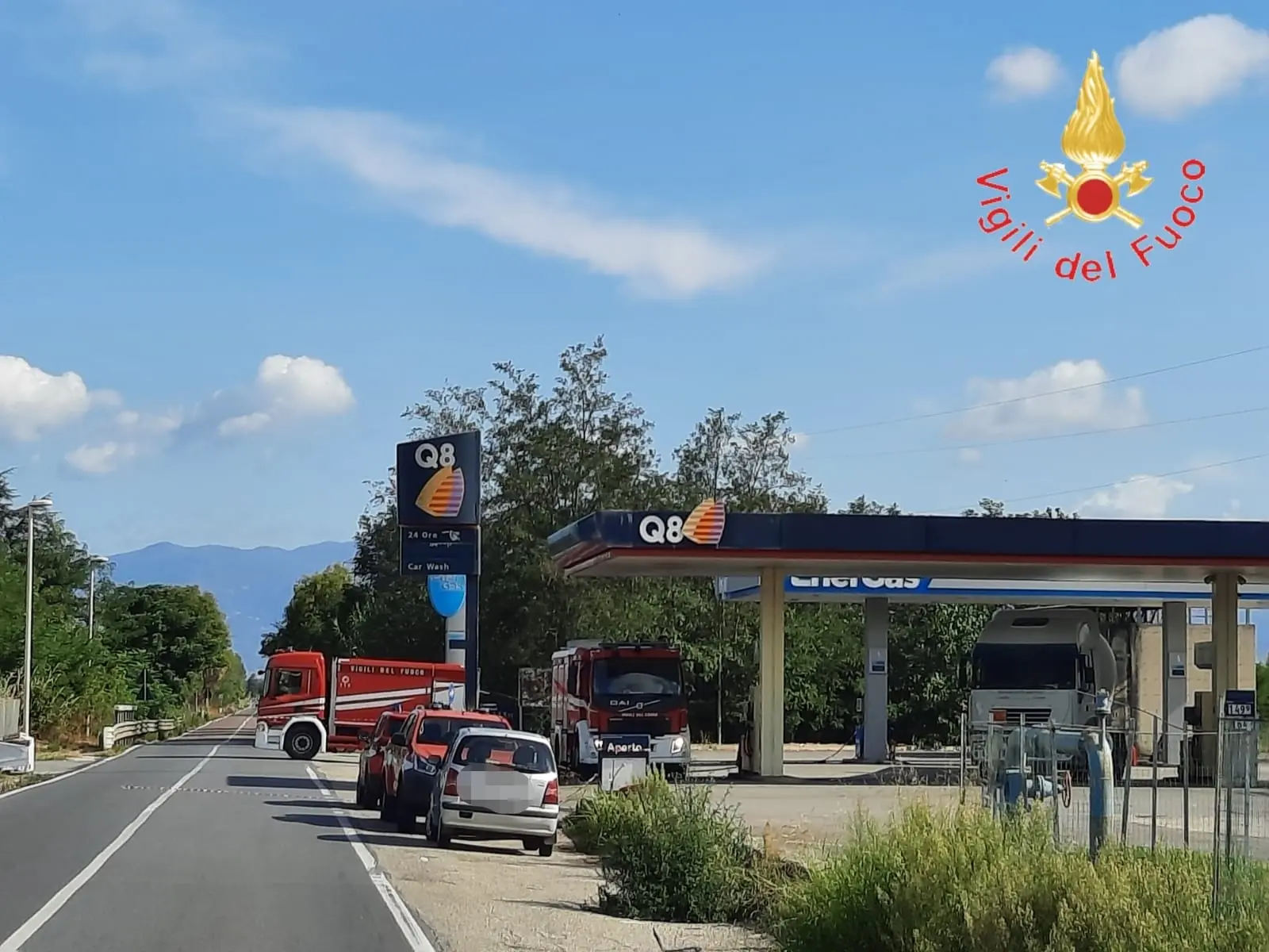 I Vvf impegnati  per una fuga di gas alla Q8/Energas traffico in tilt sulla SS18. Foto e Video