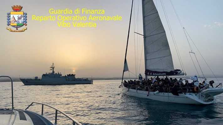 Migranti: barca con 75 a bordo intercettata nel crotonese. Gdf ferma presunti scafisti