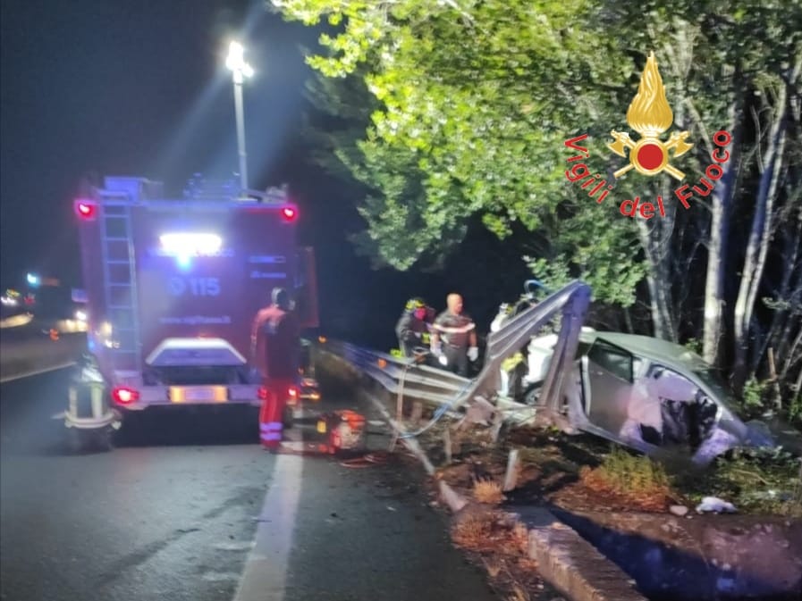 Marcellinara, SS280 incidente mortale, auto finisce fuori strada. Intervento dei Vvf