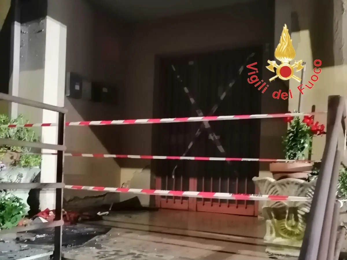 Miglierina. Rogo appartamento, evacuate sei famiglie. Intervento dei Vvf. Foto