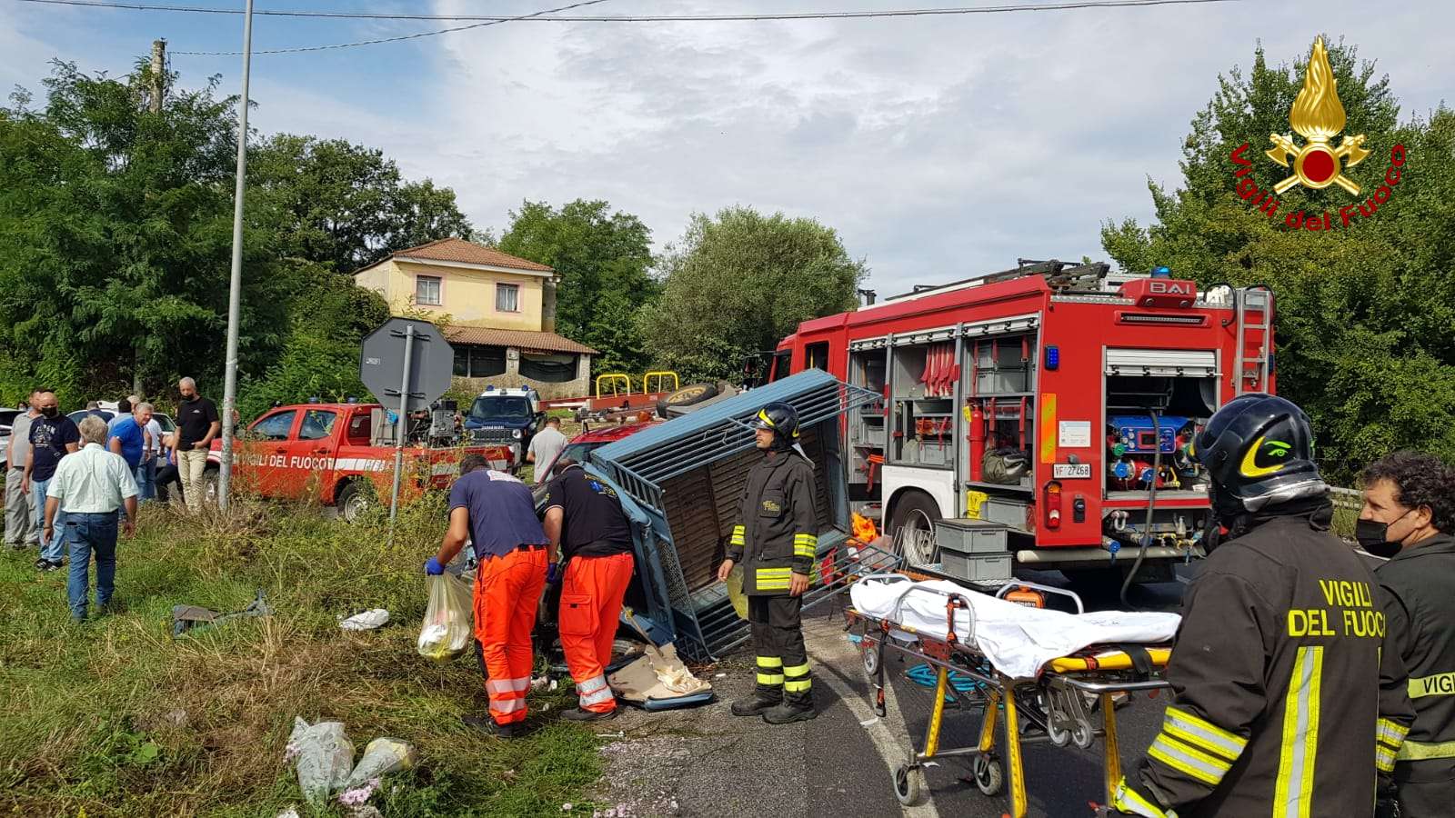 SS18 scontro auto e Motoape, I Vvf estraggono la coppia rimasta incastrata all’interno. Foto