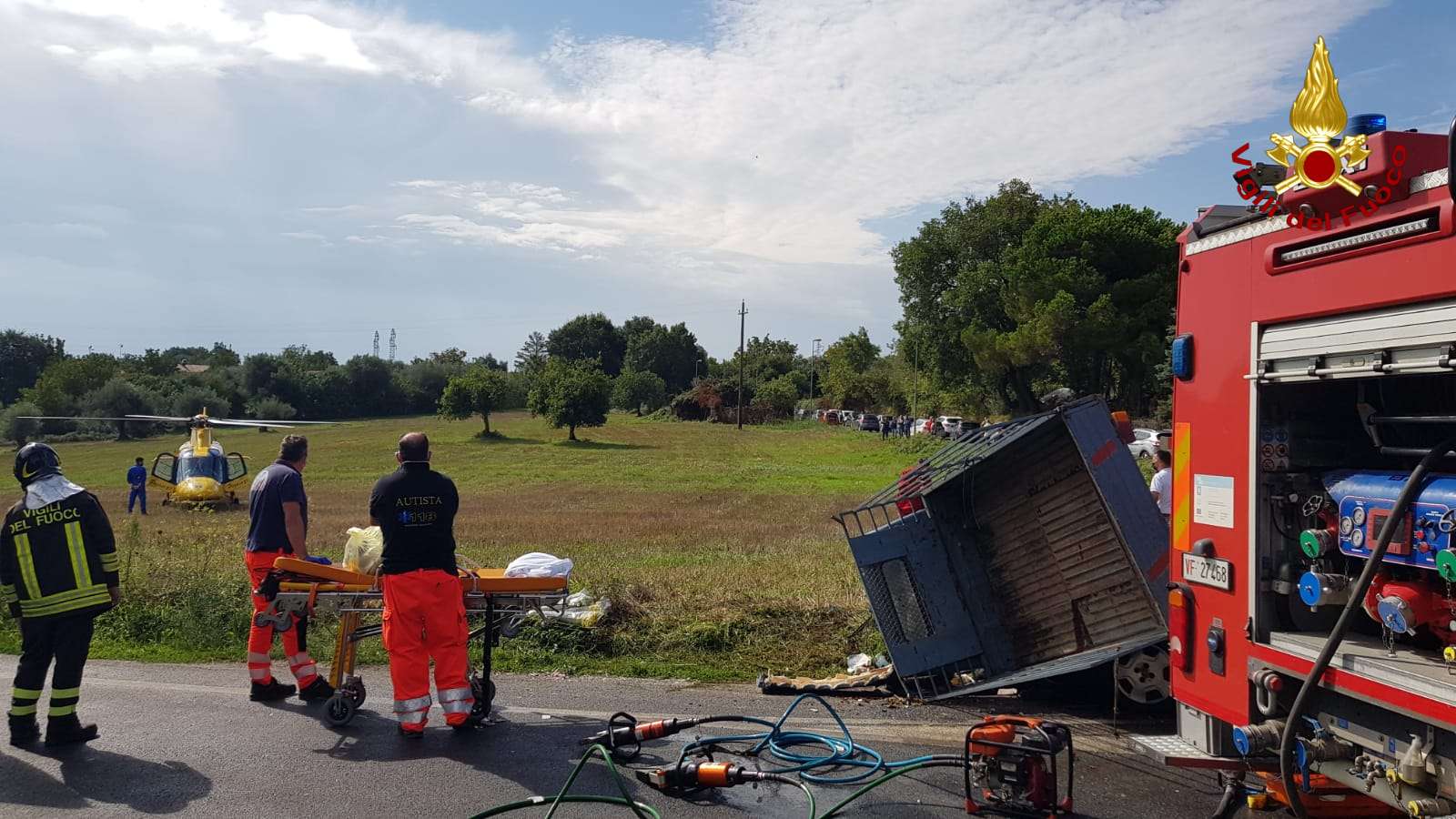 SS18 scontro auto e Motoape, I Vvf estraggono la coppia rimasta incastrata all’interno. Foto