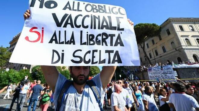 Green pass: torna popolo del "no vax", manifestazioni in 120 città