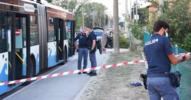 Paura a Rimini: uomo accoltella 5 persone, ferito alla gola anche un bambino, arrestato. I dettagli