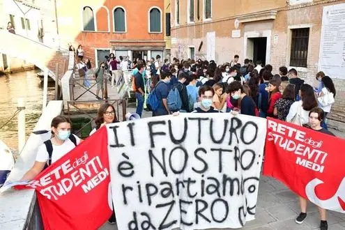 Scuola: Rete studenti davanti a istituti, futuro è nostro