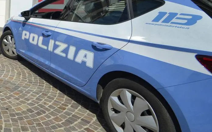 Atti persecutori verso ex moglie, divieto di avvicinamento. Donna ha denunciato a Polizia Stato.