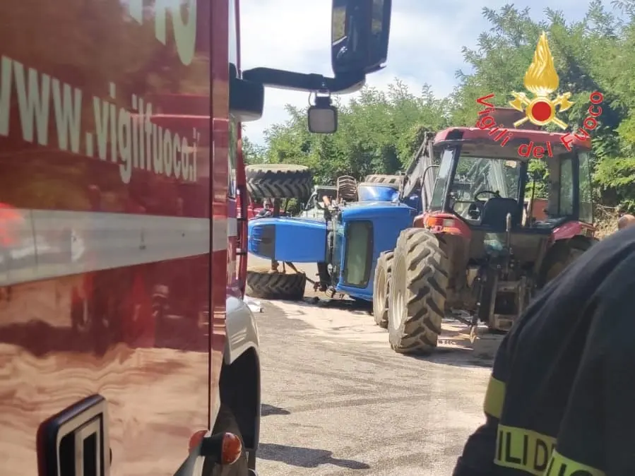 Incidenti sul lavoro. Calabria. Giovane Muore schiacciato dal trattore. intervento dei Vvf