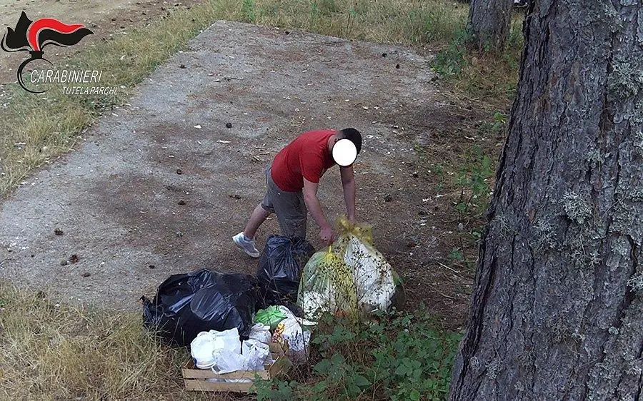 Abbandono rifiuti: scattano le sanzioni per i trasgressori