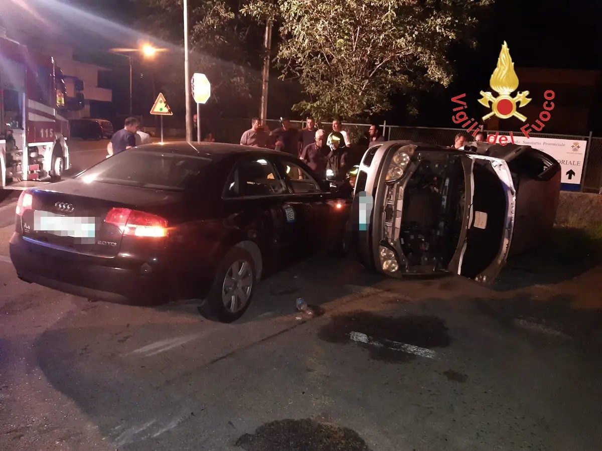 Incidenti stradali. SS106 scontro tra due auto bilancio 2 feriti. Intervento dei Vvf
