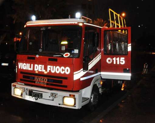 Incendio di sterpaglie, rischio per abitazioni del quartiere Santa Maria