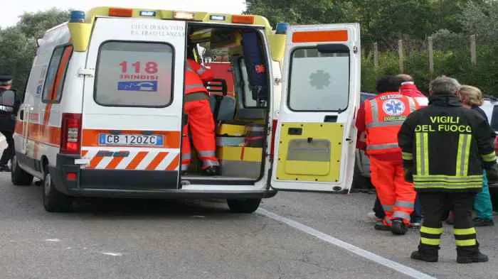 Si ustiona facendo lavori saldatura su tetto di casa, grave