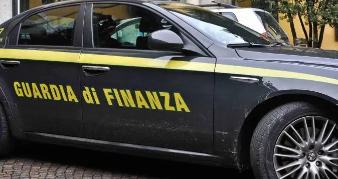 Armi: in casa pistola clandestina e un'altra rubata, arrestato. Operazione Gdf