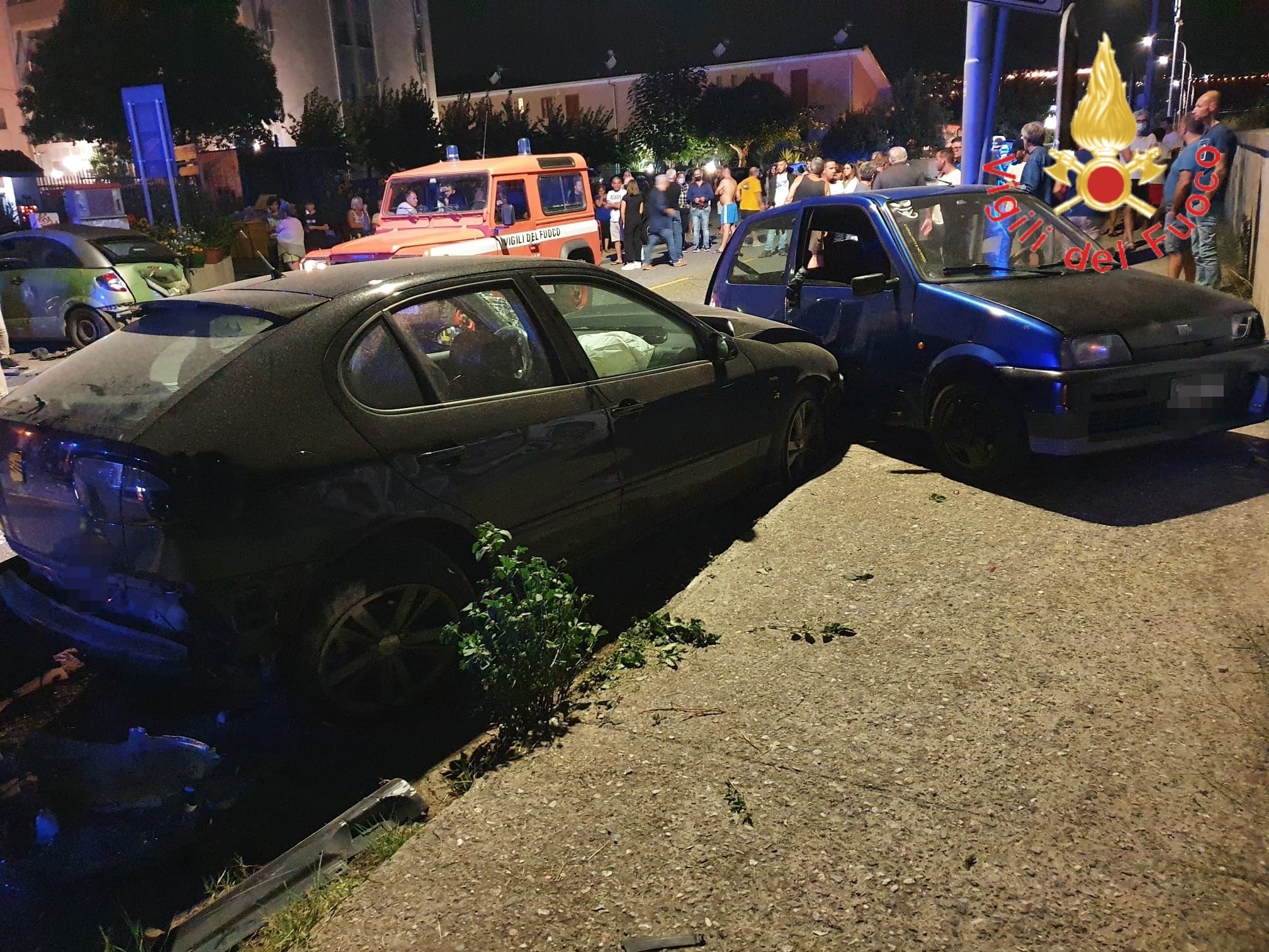 Catanzaro, incidente stradale. 3 le vetture coinvolte, bilancio 2 feriti. Intervento dei Vvf.