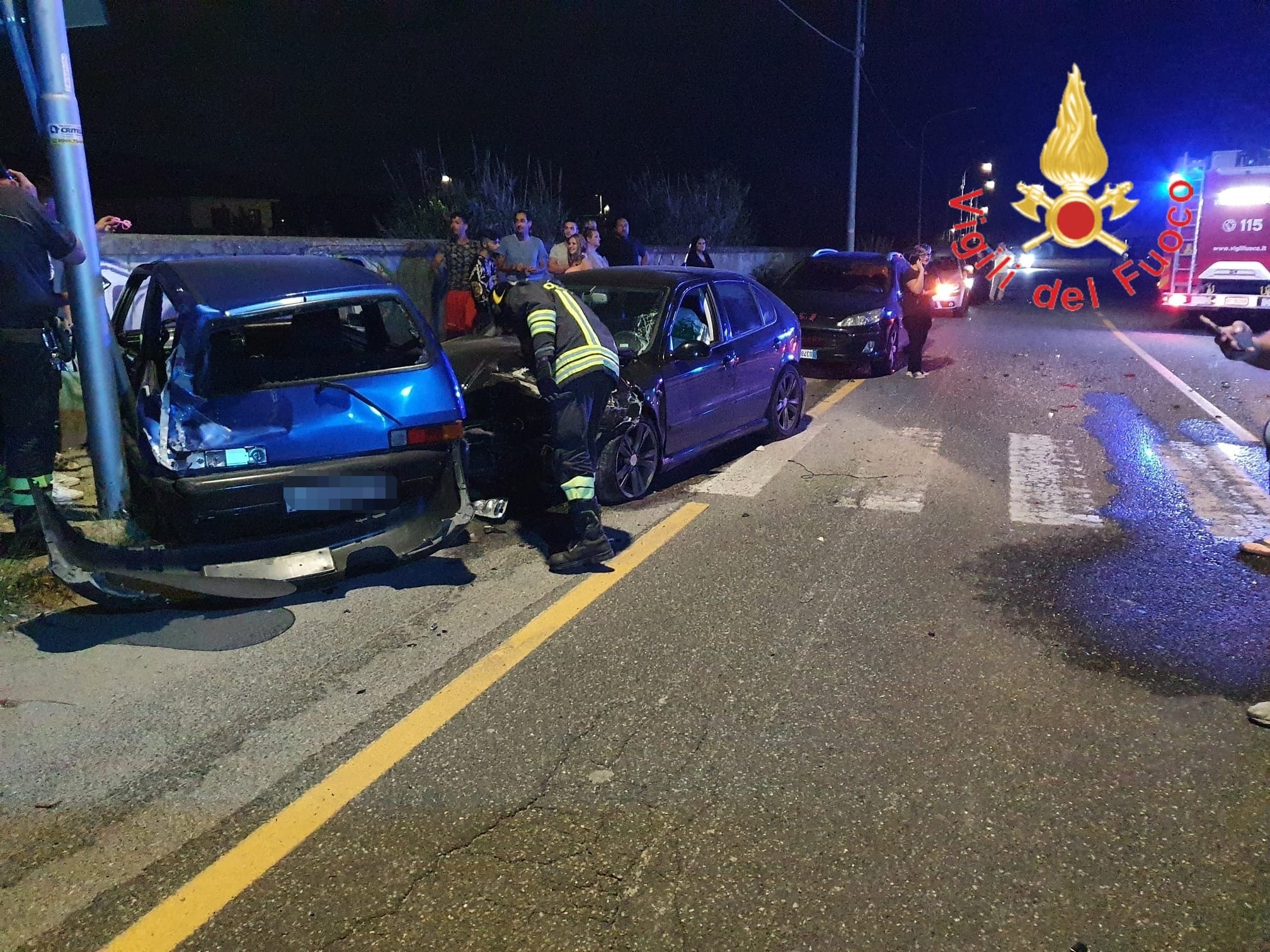 Catanzaro, incidente stradale. 3 le vetture coinvolte, bilancio 2 feriti. Intervento dei Vvf.