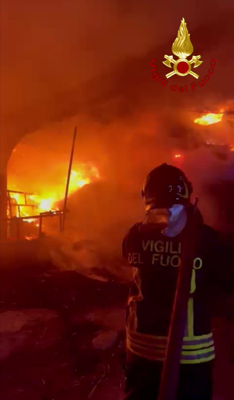 Isola Capo Rizzuto, divampati 3 capannoni. sul posto i Cc e Vvf. Video. I dettagli