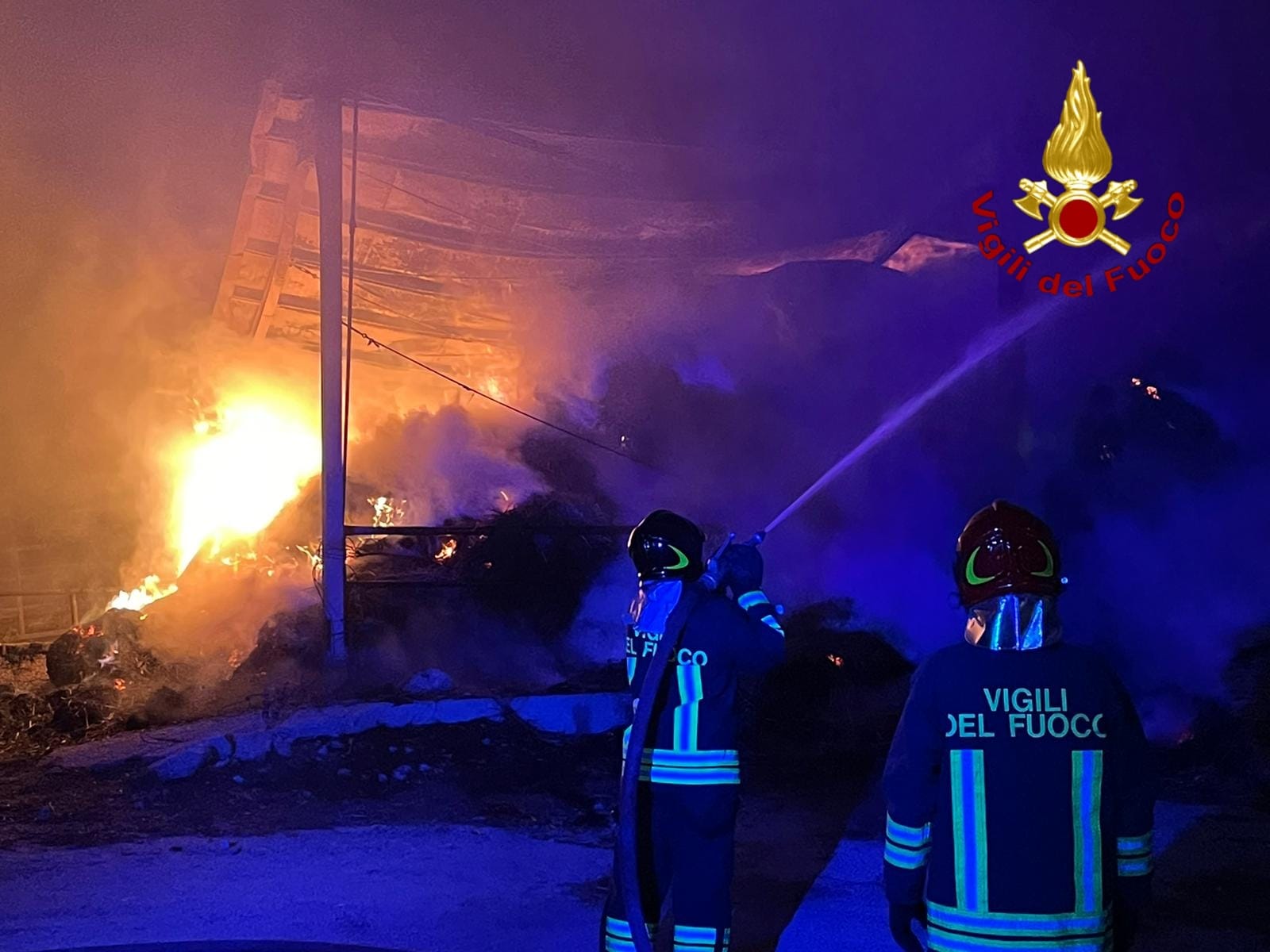 Isola Capo Rizzuto, divampati 3 capannoni. sul posto i Cc e Vvf. Video. I dettagli