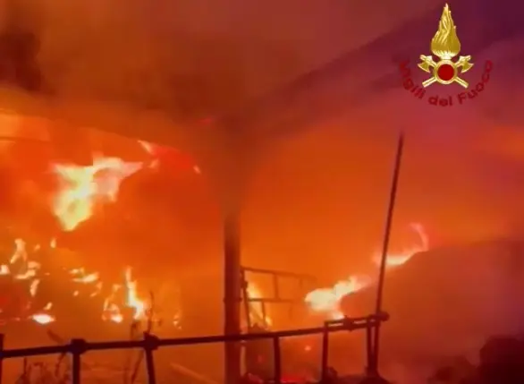 Isola Capo Rizzuto, divampati 3 capannoni. sul posto i Cc e Vvf. Video. I dettagli