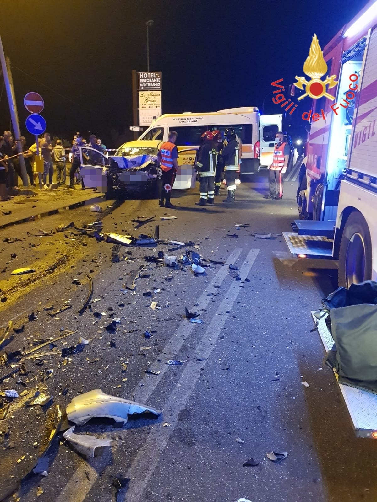 Incidenti mortali. Sella Marina. SS106, scontro frontale causa due morti e un ferito grave.