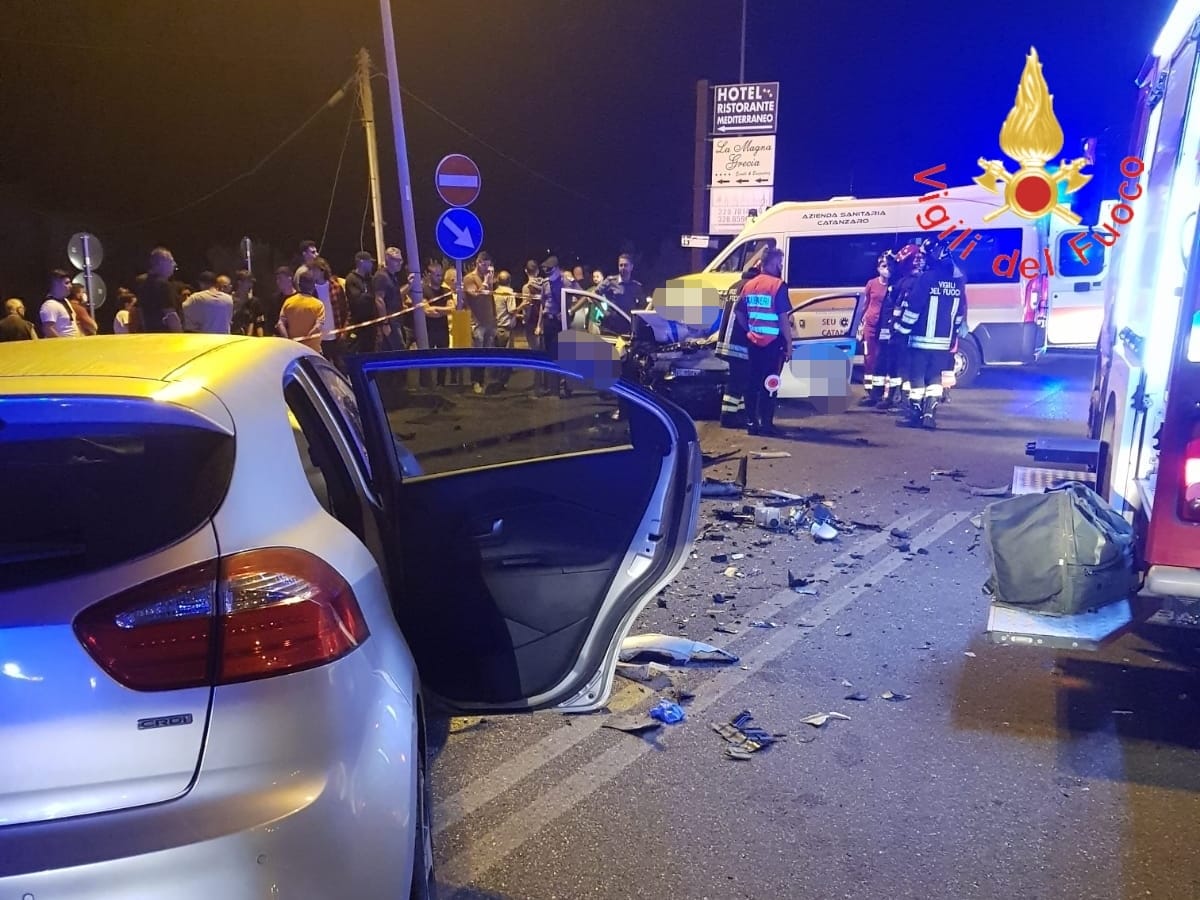 Incidenti mortali. Sella Marina. SS106, scontro frontale causa due morti e un ferito grave.