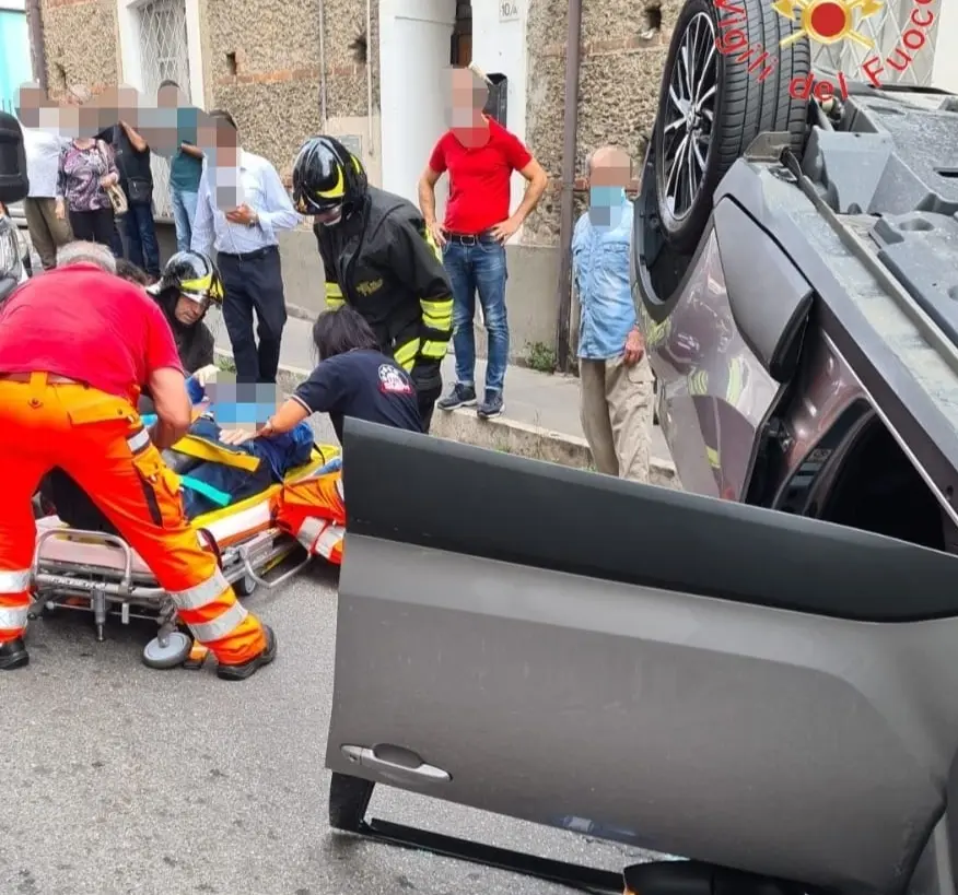 Incidenti stradali. Lamezia, scontro tra due auto, i Vvf estraggono dalle lamiere anziano ferito