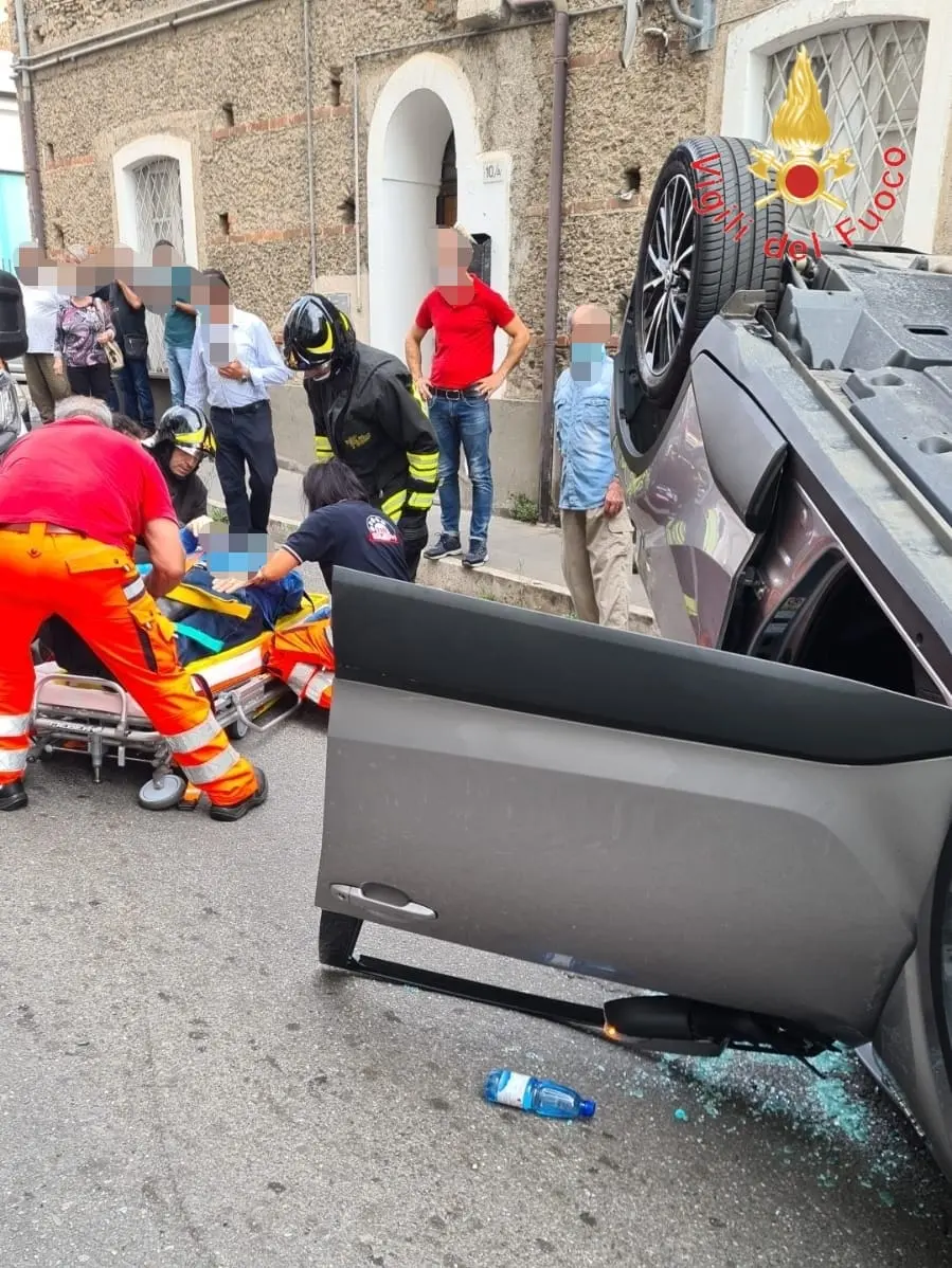 Incidenti stradali. Lamezia, scontro tra due auto, i Vvf estraggono dalle lamiere anziano ferito