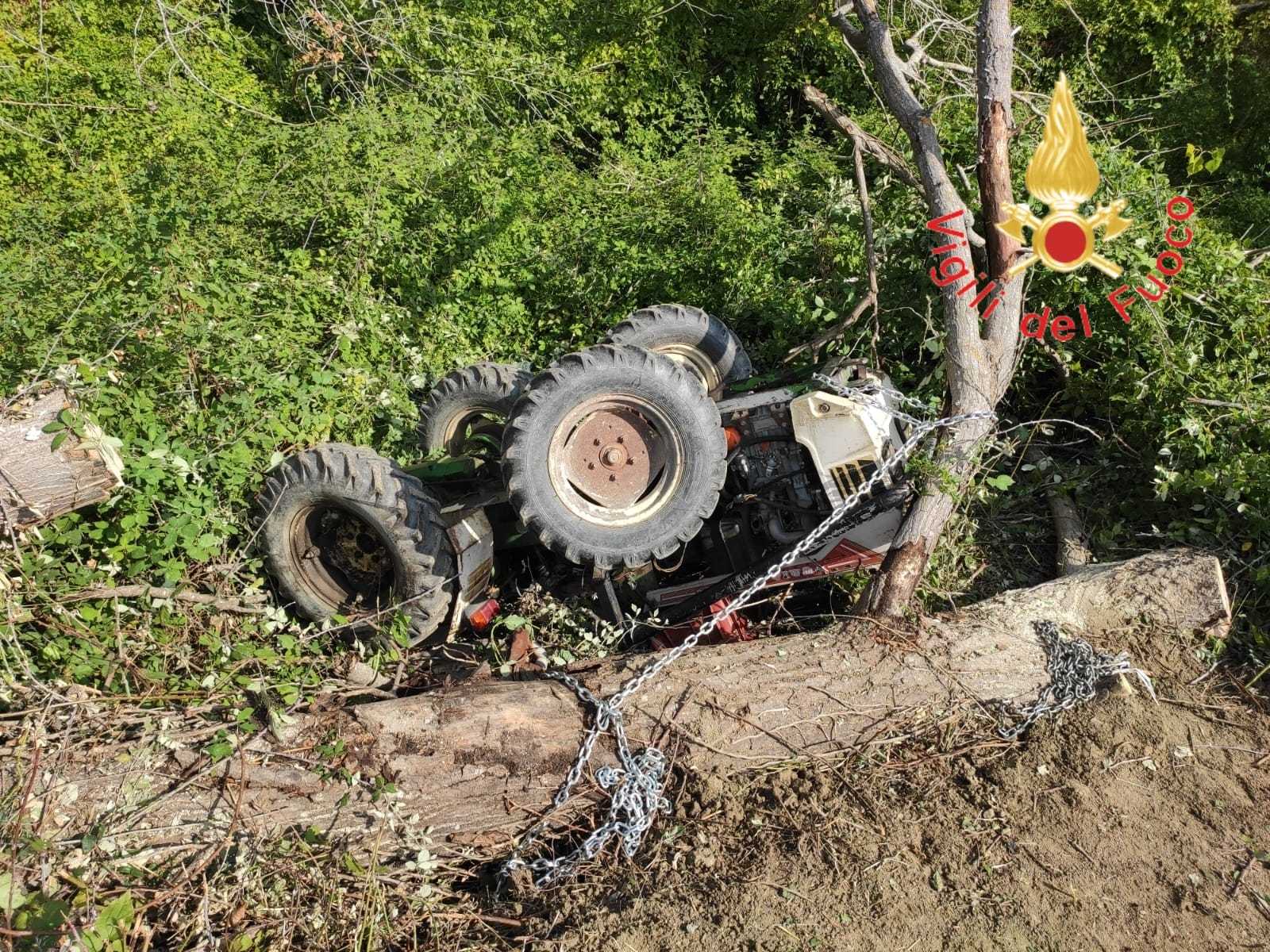 Girifalco. Si ribalta trattore conducente rimane incastrato, trasportato con Elisoccorso.