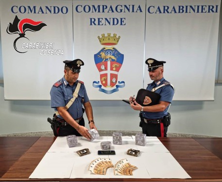 Calabria. Droga: in auto con 5 chili di hascisc, due arresti