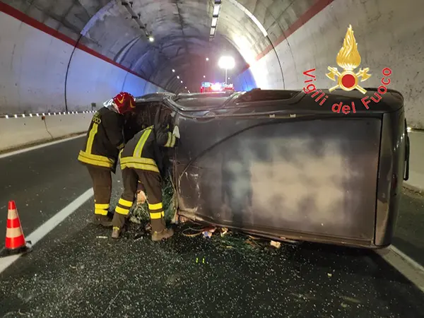 Catanzaro, SS106 galleria Bellino, auto impatta sulla carreggiata e si ribalta intervento dei Vvf