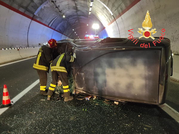 Catanzaro, SS106 galleria Bellino, auto impatta sulla carreggiata e si ribalta intervento dei Vvf
