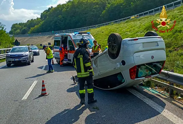 Cosenza: autostrada A2 auto perde il controllo e si ribalta. Intervento dei Vvf, Ps e Suem118