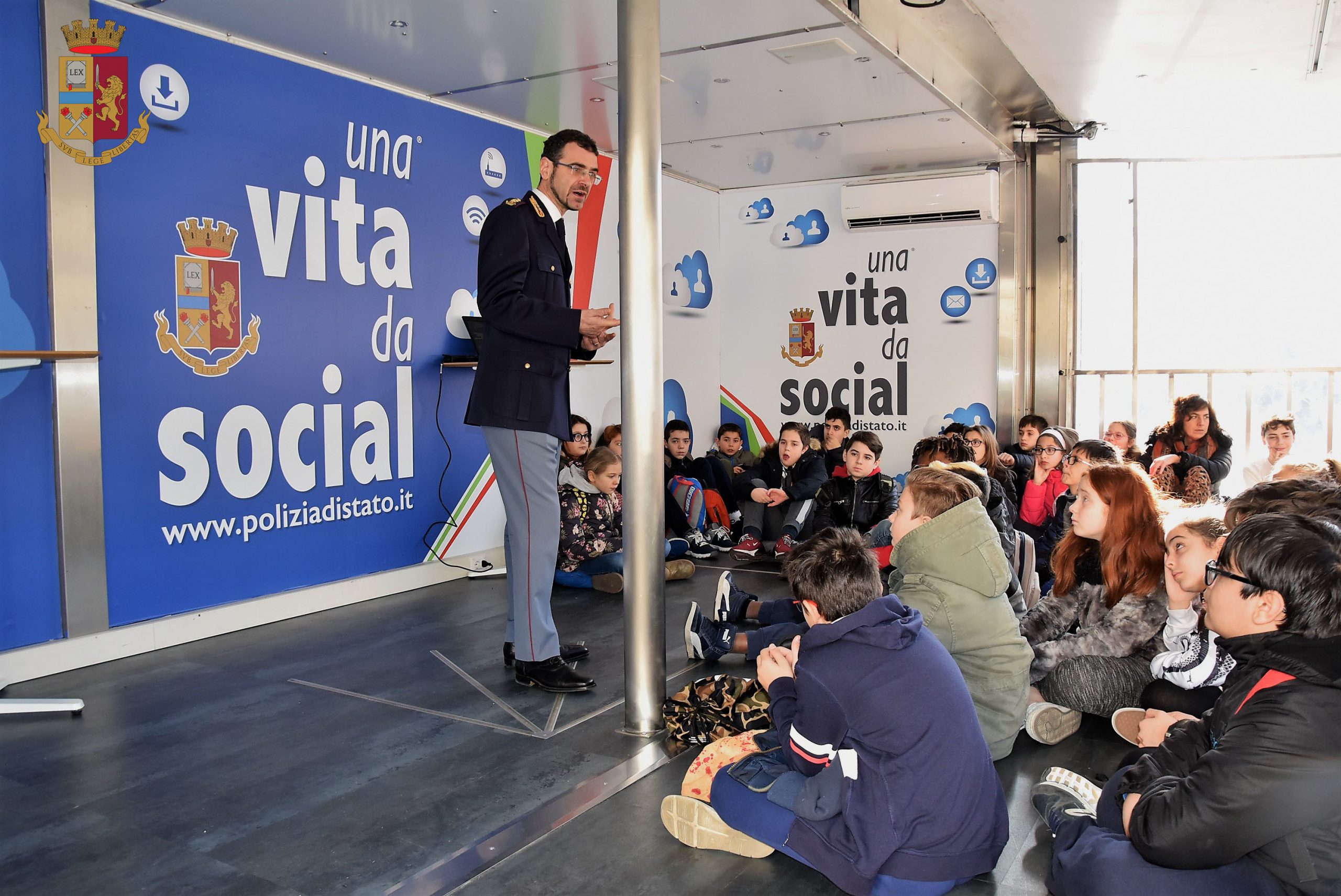 Giornata insegnanti: Polizia postale incontra 50mila studenti