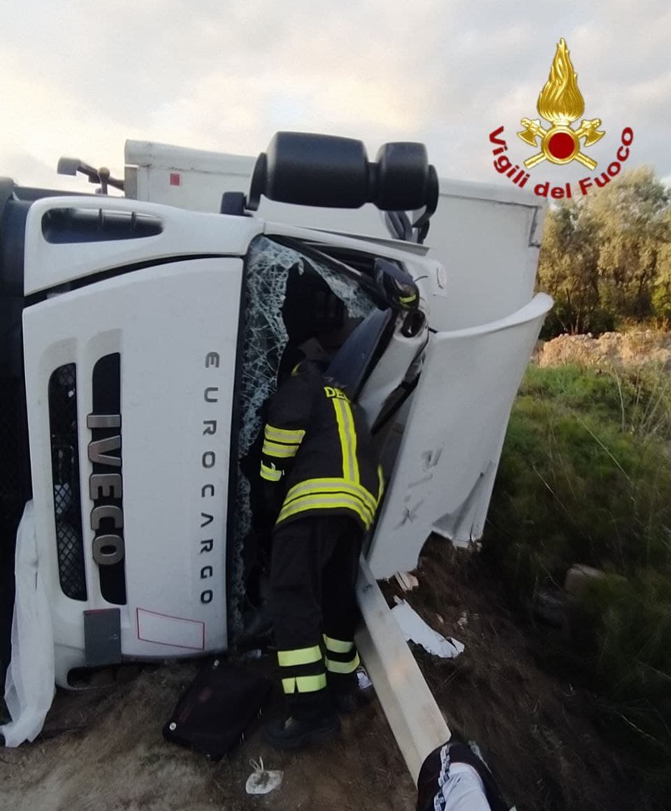 Incidente stradale sulla SP15 camion si ribalta. i Vvf estraggono dalle lamiere il conducente. I dettagli