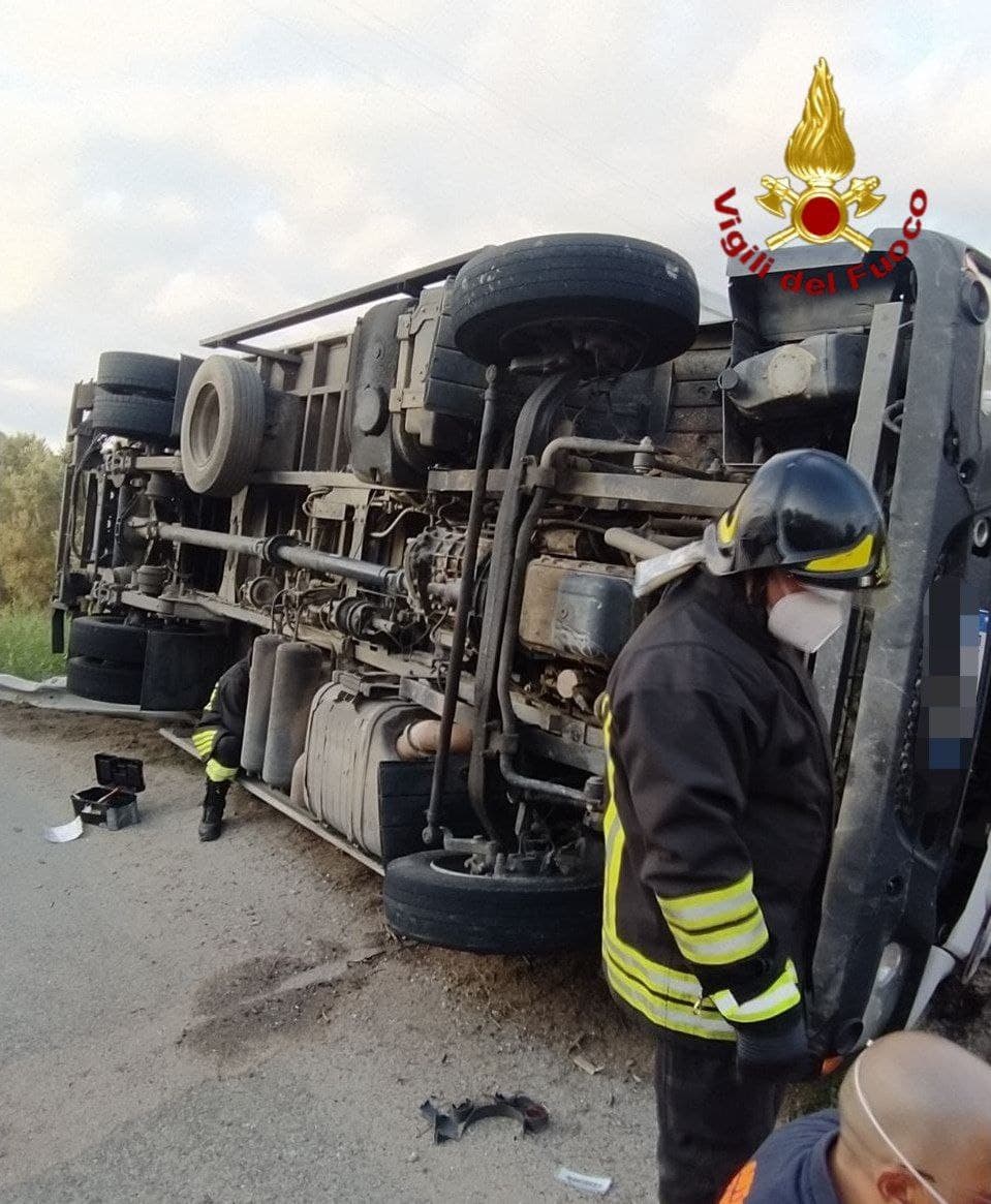 Incidente stradale sulla SP15 camion si ribalta. i Vvf estraggono dalle lamiere il conducente. I dettagli