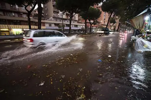 AllertaMeteo: Tornado, allagamenti, 1 vittima: infuria maltempo autunno