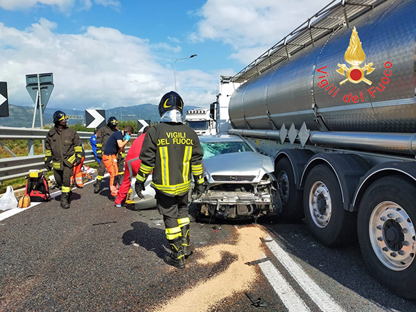 A2 Lamezia T. scontro tra auto e autocisterna, i Vvf estraggono dalle lamiere due persone ferite. I dettagli