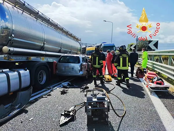 A2 Lamezia T. scontro tra auto e autocisterna, i Vvf estraggono dalle lamiere due persone ferite. I dettagli