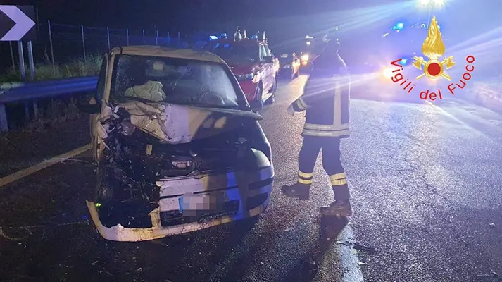 Brutto scontro tra due auto sulla SS107. Bilancio 4 feriti 2 molto gravi. Intervento dei Vvf, Polizia, Carabinieri ed elisoccorso