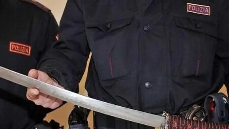 In casa aveva polvere pirica e una spada katana, arrestato