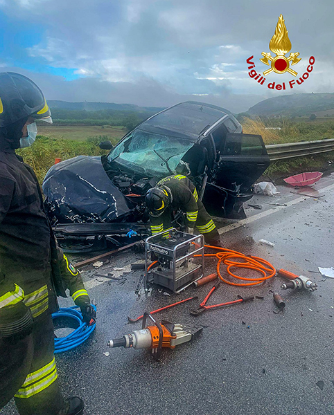 Incidenti Stradali. Scontro frontale tra due vetture, bilancio 4 feriti uno grave. InterventO dei Vvf ed elisoccorso