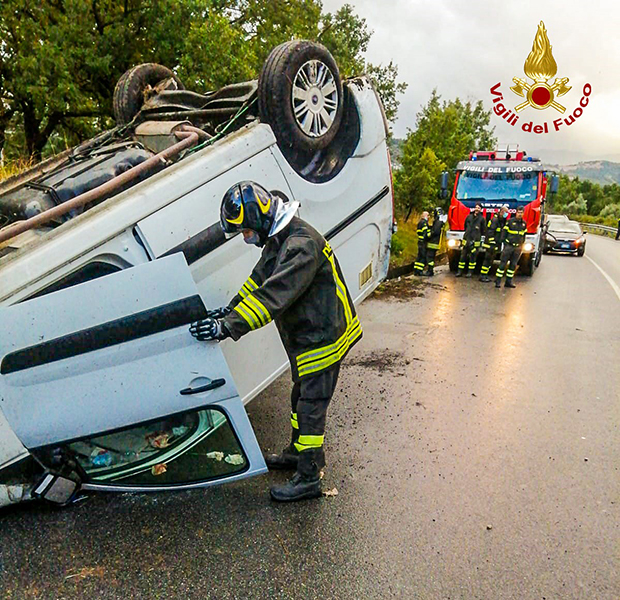Incidenti Stradali. Scontro frontale tra due vetture, bilancio 4 feriti uno grave. InterventO dei Vvf ed elisoccorso