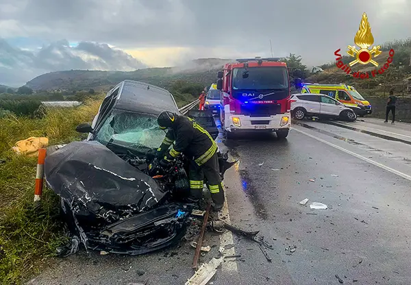 Incidenti Stradali. Scontro frontale tra due vetture, bilancio 4 feriti uno grave. InterventO dei Vvf ed elisoccorso