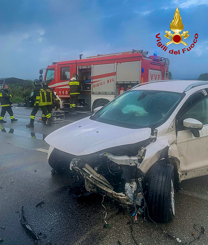 Incidenti Stradali. Scontro frontale tra due vetture, bilancio 4 feriti uno grave. InterventO dei Vvf ed elisoccorso