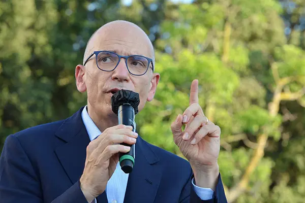 Salute. Greenpass, farmacie pronte. Letta evoca obbligo vaccini.