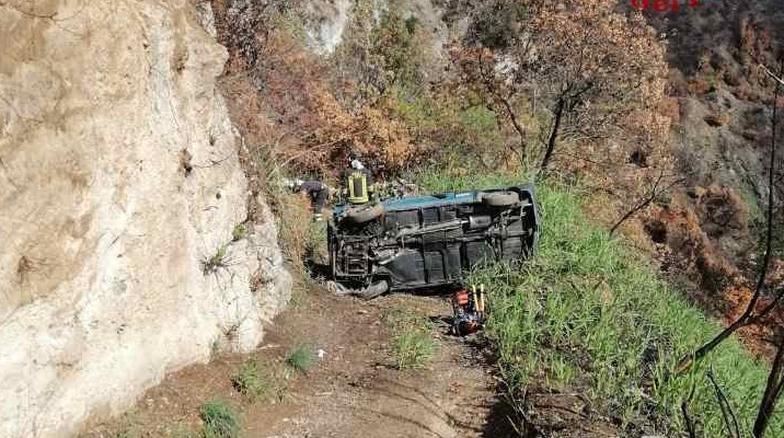 Calabria. Incidenti stradali: auto precipita giù in una scarpata, bilancio un ferito