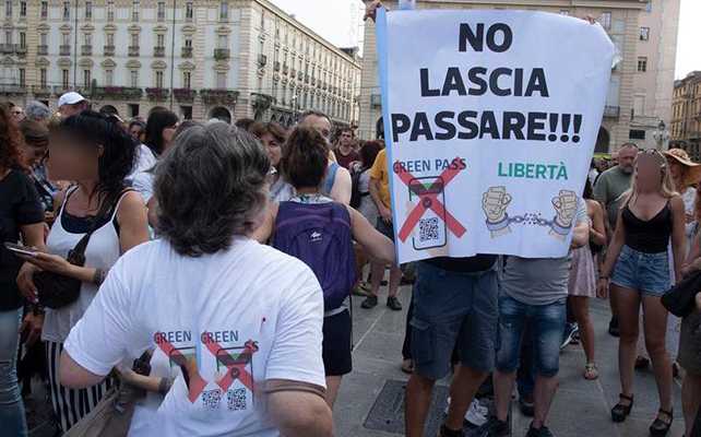 Piazze in tutta Italia contro il Green Pass, si saldano proteste. Copasir convoca 007 e Lamorgese